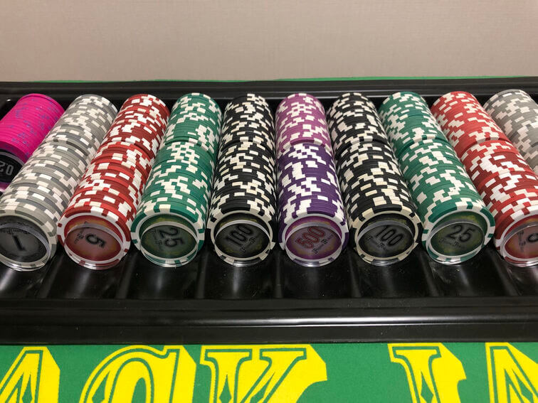 カジノ、ディーラー、練習、グッズ、道具、トランプ、カード、チップ、トレー、ボタン、オールイン、スペーサー、ディスカード、ラック、カット、レイアウト